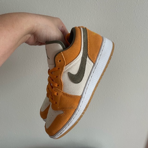 Jordan 1 Low SE Size 4 Youth - Picture 4 of 8